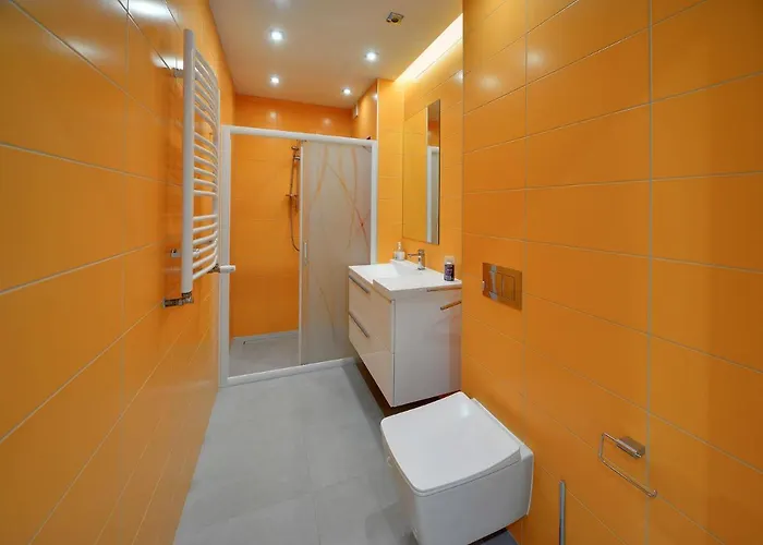 Invest Warynskiego 12 *